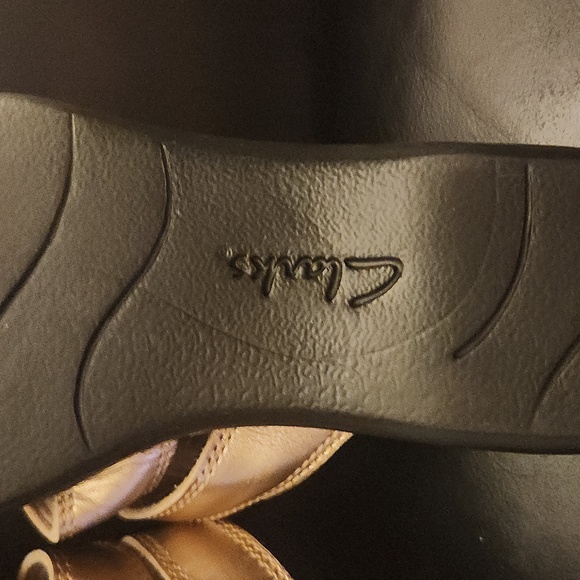 Collections by Clarks - Soft Cushion - Metallic Strap w/ Hook and Loop - Sz 6.5M - Picture 6 of 6